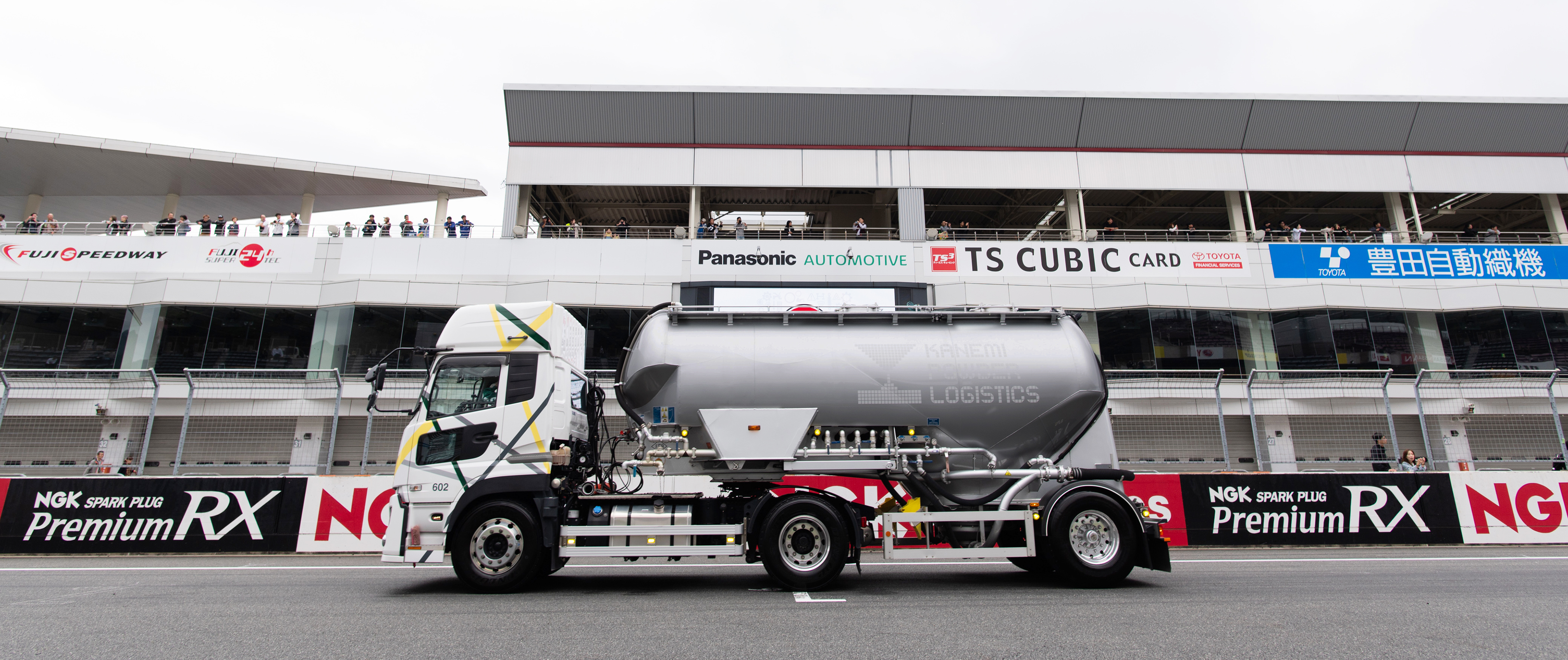 保有車両と粉粒体運搬車の仕組み FLEET AND PNEUMATIC BULK CARRIER’S STRUCTURE